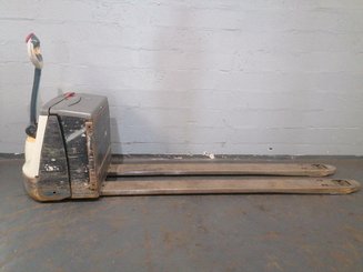 Transpalette accompagnant Crown WP3020