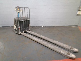 Transpalette accompagnant Crown WP3020-2.0