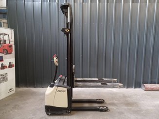 Gerbeur accompagnant Crown WF3000-1.0FT - 2