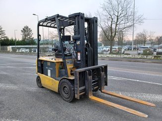 Chariot élévateur frontal 4 roues Caterpillar EP25K - 1