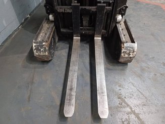 Chariot à mât rétractable Caterpillar NR16N