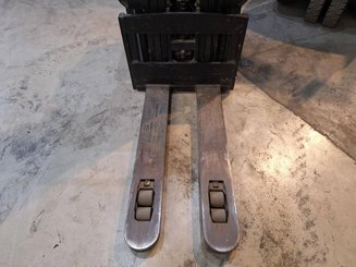 Gerbeur accompagnant Mitsubishi SBP16N2I