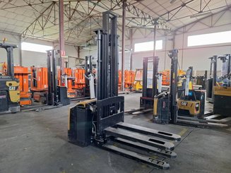 Gerbeur accompagnant Caterpillar NSP16NI