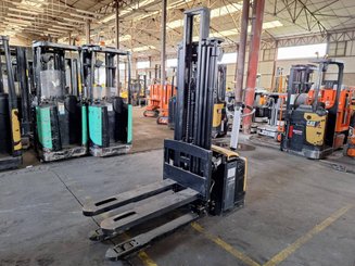 Gerbeur accompagnant Caterpillar NSP16NI