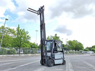 Chariot élévateur frontal 4 roues Yale ERP30 - 11