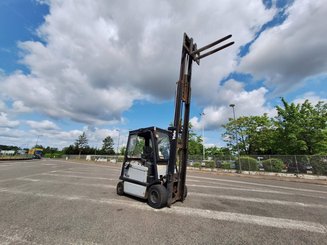 Chariot élévateur frontal 4 roues Yale ERP30 - 6