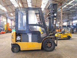 Chariot élévateur frontal 4 roues Caterpillar EP30K