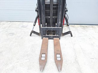 Gerbeur porté debout Caterpillar NSR20N