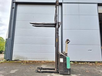 Gerbeur accompagnant Mitsubishi SBP12N