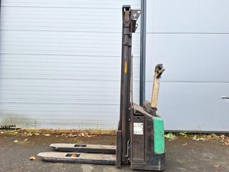 Gerbeur accompagnant Mitsubishi SBP12N