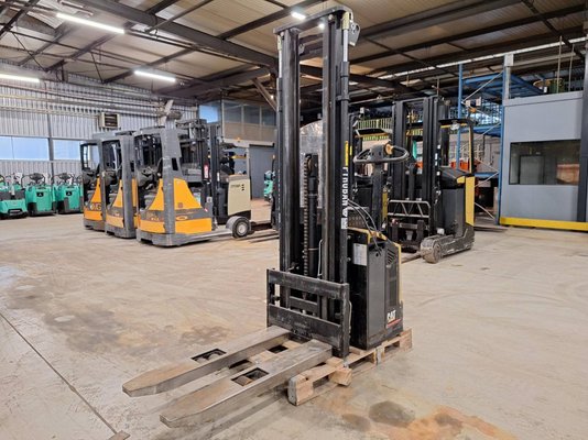 Gerbeur accompagnant Caterpillar NSP16N - 1
