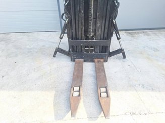 Gerbeur porté debout Caterpillar NSR16N
