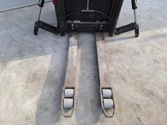 Gerbeur porté debout Caterpillar NSR20N