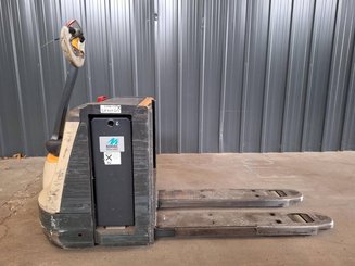 Transpalette accompagnant Crown WP3080