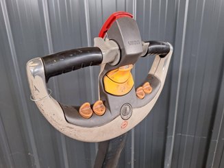 Transpalette accompagnant Crown WP3080