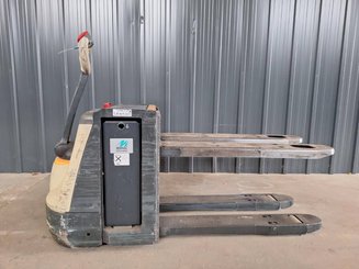 Transpalette accompagnant Crown WP3080