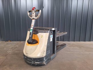 Transpalette accompagnant Crown WP3080
