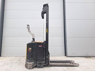 Gerbeur accompagnant Caterpillar NSV16Ni