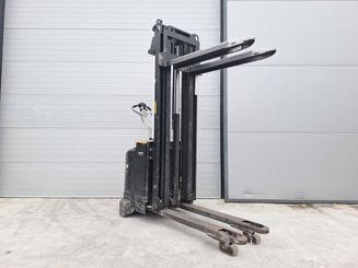 Gerbeur accompagnant Caterpillar NSV16Ni