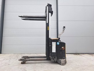 Gerbeur accompagnant Caterpillar NSV16Ni