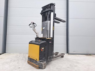 Gerbeur accompagnant Caterpillar NSV16Ni
