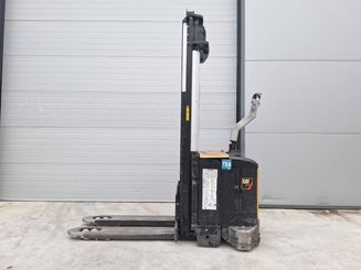 Gerbeur accompagnant Caterpillar NSV16Ni