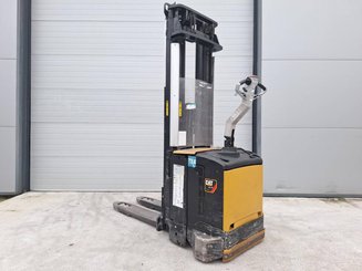 Gerbeur accompagnant Caterpillar NSV16Ni