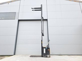 Gerbeur accompagnant Caterpillar NSV16Ni