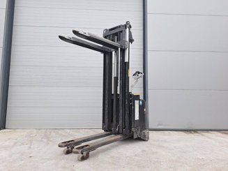 Gerbeur accompagnant Caterpillar NSV16Ni