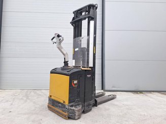 Gerbeur accompagnant Caterpillar NSV16Ni