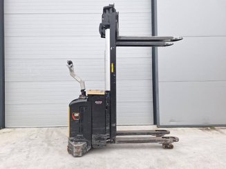 Gerbeur accompagnant Caterpillar NSV16Ni