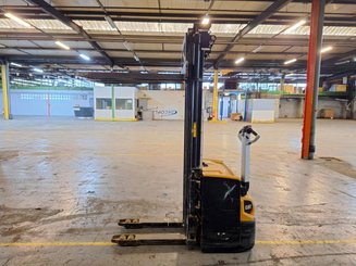 Gerbeur accompagnant Caterpillar NSP16N2