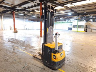 Gerbeur accompagnant Caterpillar NSP16N2