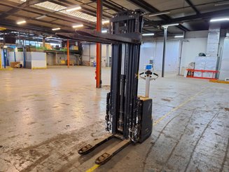 Gerbeur accompagnant Caterpillar NSP16N2 - 7