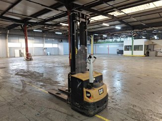Gerbeur accompagnant Caterpillar NSP16N2