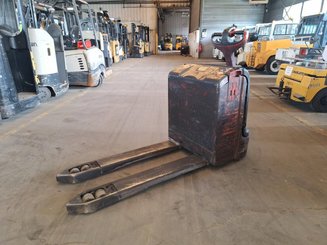Transpalette accompagnant Fenwick T18