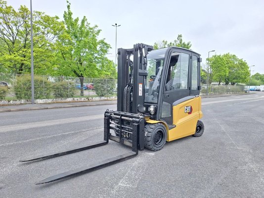 Chariot élévateur frontal 4 roues Caterpillar EP30N - 1