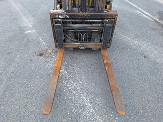 Chariot élévateur frontal 4 roues Caterpillar GP25NTD