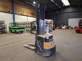 Gerbeur accompagnant Caterpillar NSP16N2