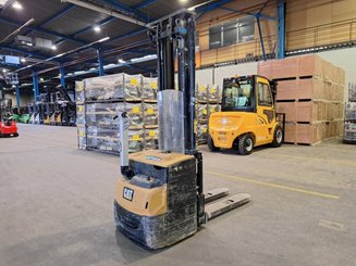 Gerbeur accompagnant Caterpillar NSP16N2