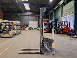 Gerbeur accompagnant Caterpillar NSP16N2