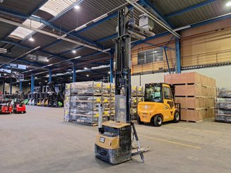 Gerbeur accompagnant Caterpillar NSP16N2