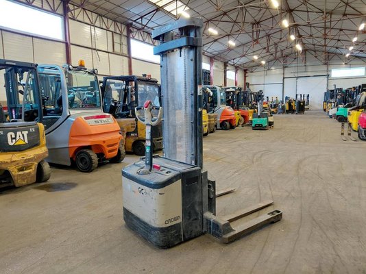 Gerbeur à bras encadrants Crown WS2300 1.8 - 1