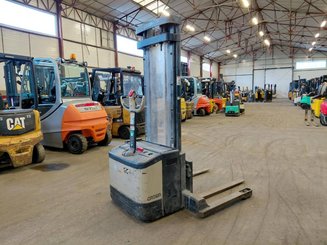 Gerbeur à bras encadrants Crown WS2300 1.8