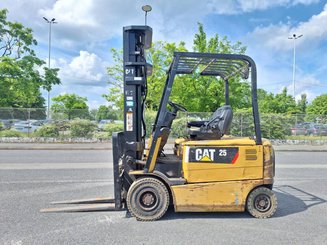 Chariot élévateur frontal 4 roues Caterpillar EP25K-PAC