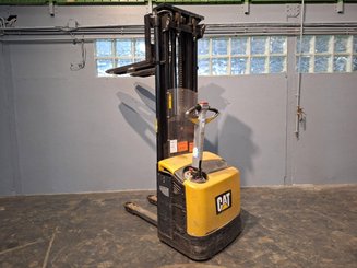 Gerbeur accompagnant Caterpillar NSP16N