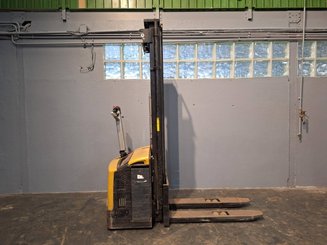 Gerbeur accompagnant Caterpillar NSP16N