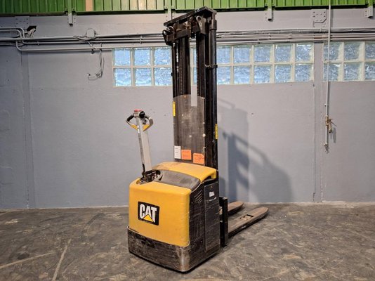 Gerbeur accompagnant Caterpillar NSP16N - 1