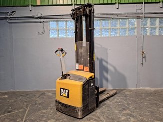 Gerbeur accompagnant Caterpillar NSP16N