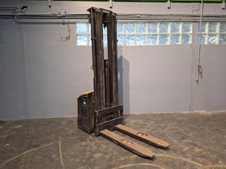 Gerbeur accompagnant Caterpillar NSP16N